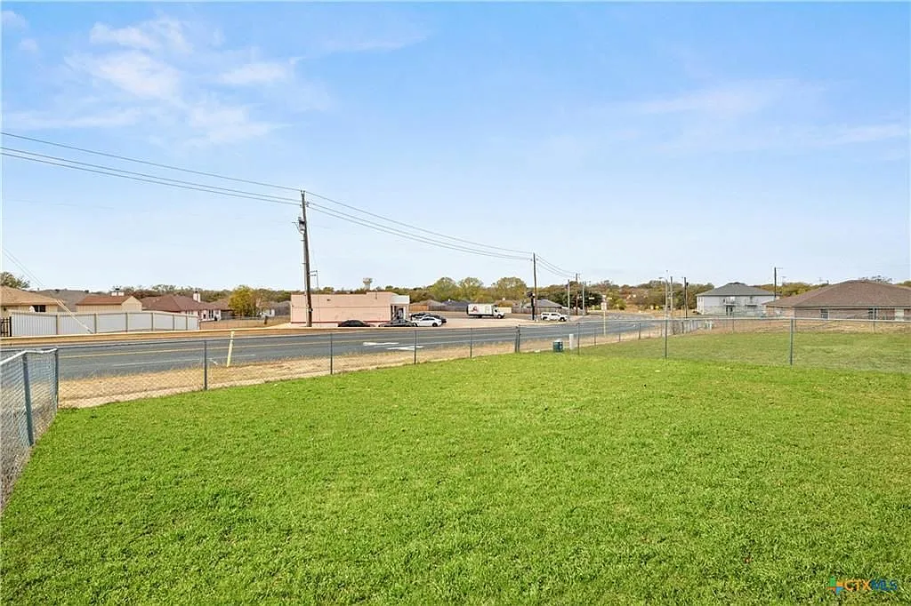 3 bed, 2.0 bath, 1183 sqft, $1,350 — Photo 4