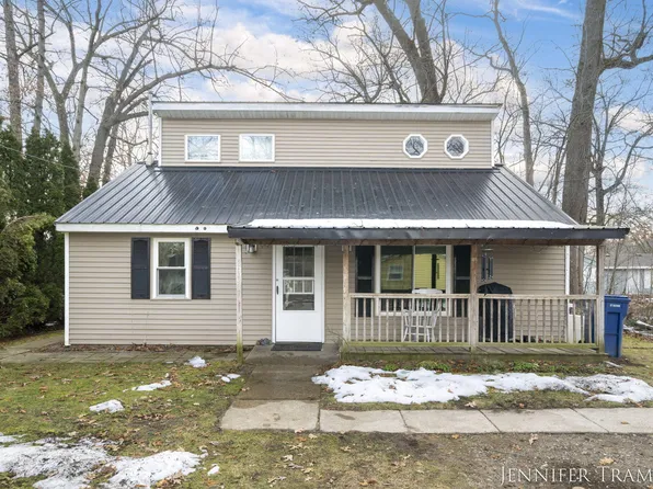 8034 Oak Ln NE, Cedar Springs, MI 49319