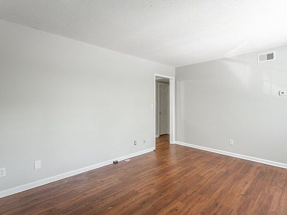 5th image of 2414 Lyndon Ave APT 1