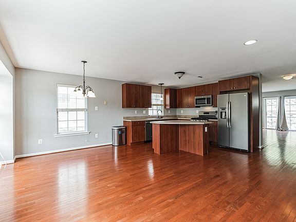 5th image of 11 Whalens Ct