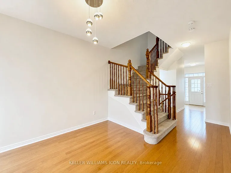 170 Laramie Cres — Photo 4