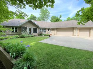 19127 Pardee Rd, Galien, MI 49113