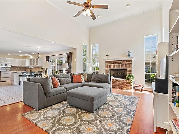 3rd image of 2810 N Boxwood Dr