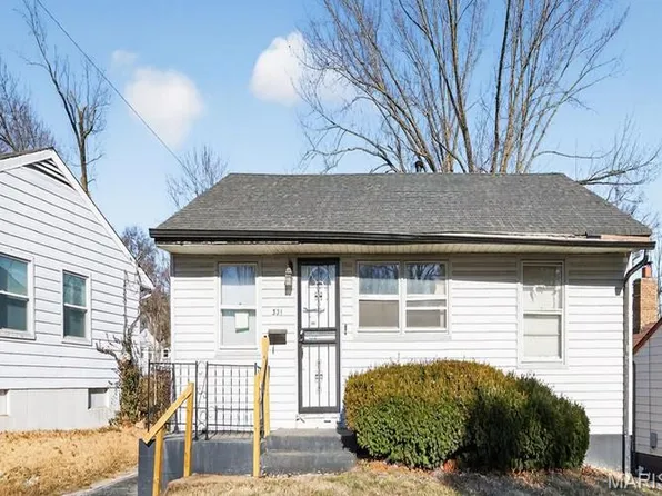 321 Caithness Rd, Saint Louis, MO 63137