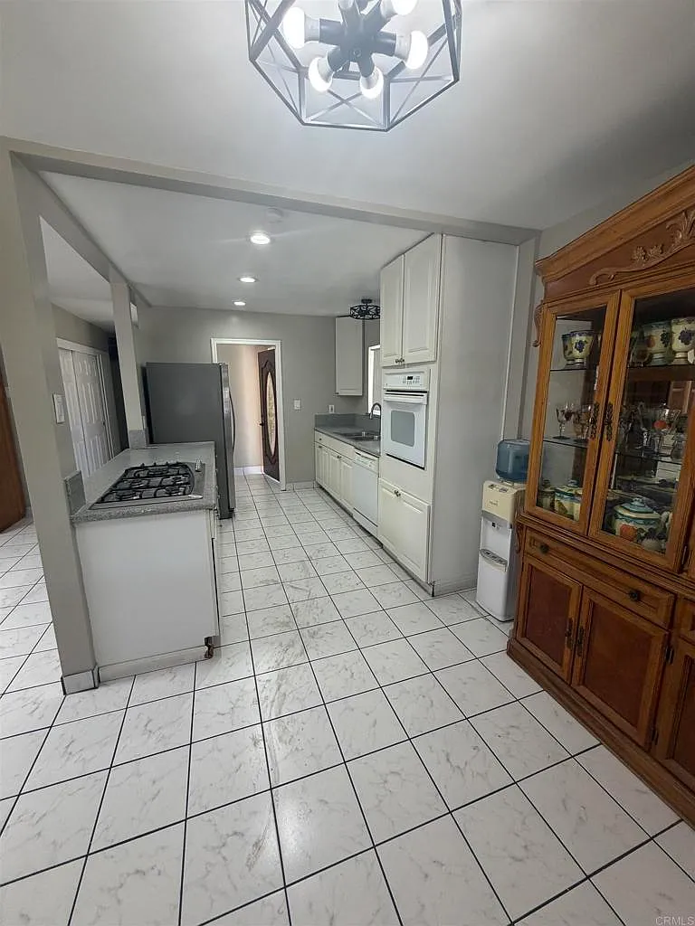 3 bed, 1248 sqft, $3,900 — Photo 2