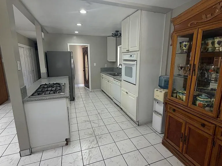 644 Farview St — Photo 2