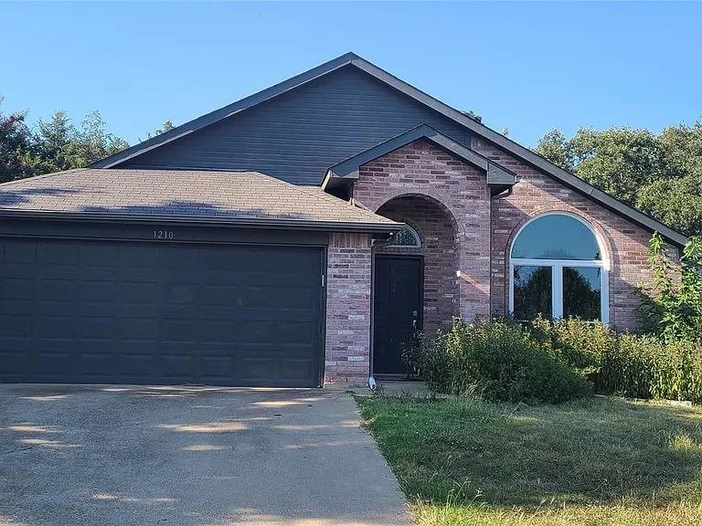 1210 Hidden Oaks Dr — Photo 1