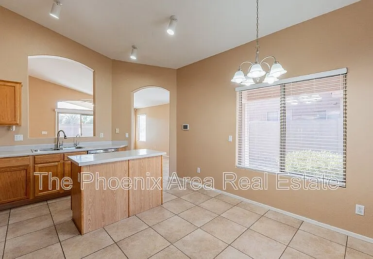1261 N Balboa Dr — Photo 24