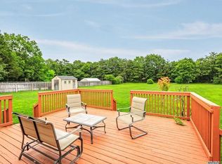 25 Westfield Rd, Coram, NY 11727