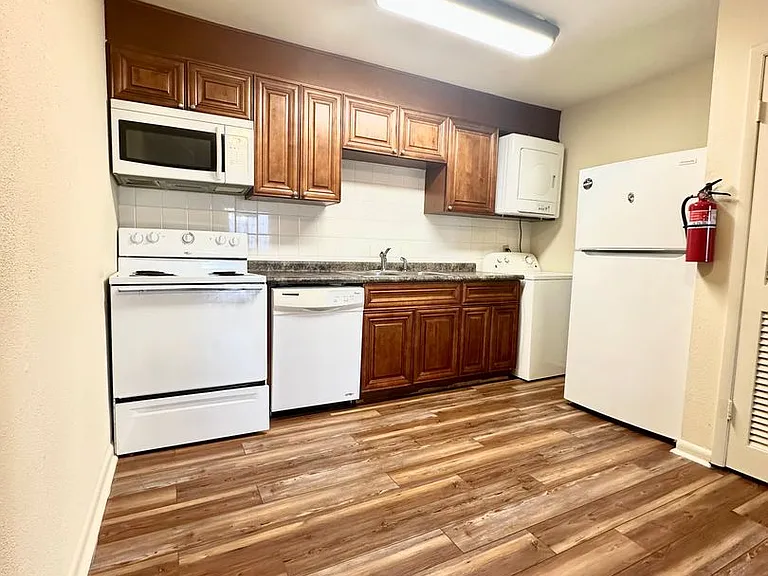 University Pointe Apartments — Photo 3