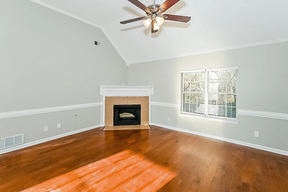 3 bed, 2.0 bath, 1816 sqft, $2,430 — Photo 3