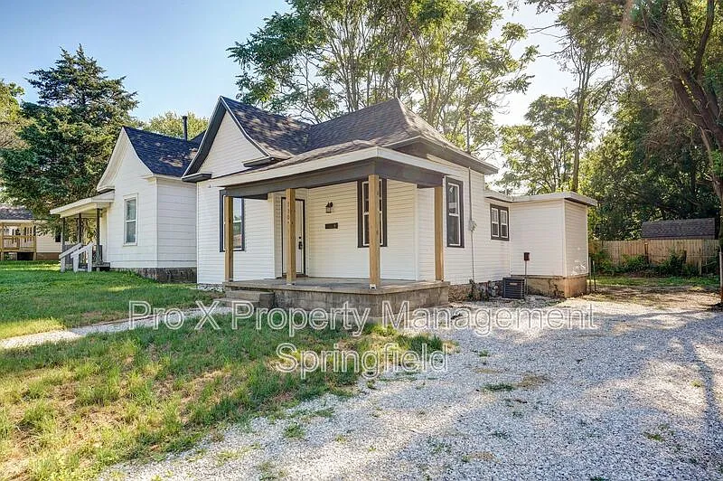 3 bed, 1.0 bath, $1,195 — Photo 2