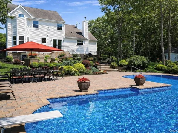 10 Messina Ave, Center Moriches, NY 11934