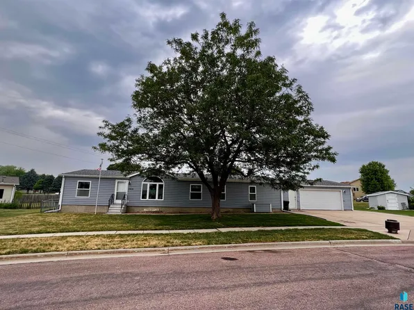 2909 N Lyme Grass Ave, Sioux Falls, SD 57107