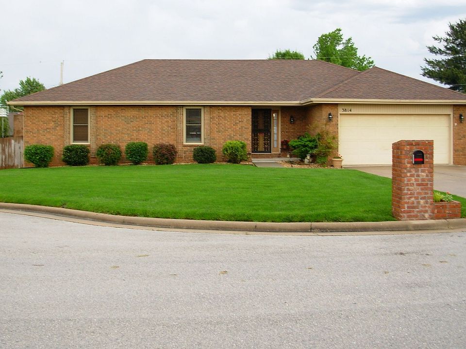 Front view of 3814 S Virginia Pl