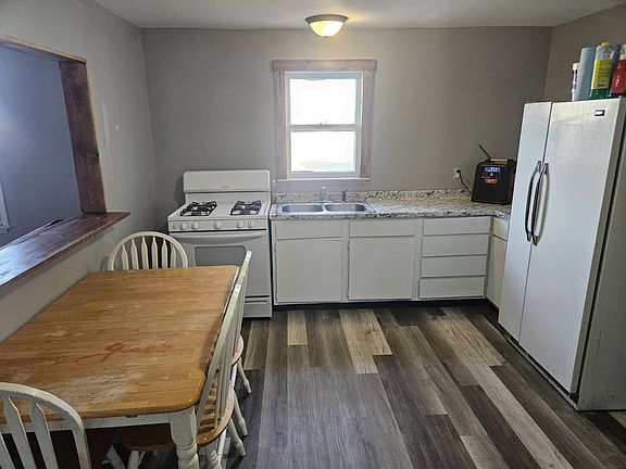 4th image of 103 S Locust St