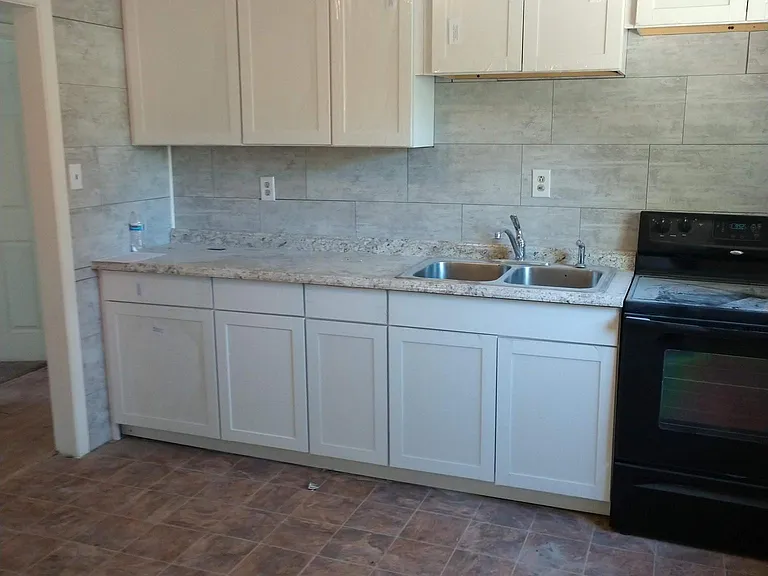 895 Salem St — Photo 3
