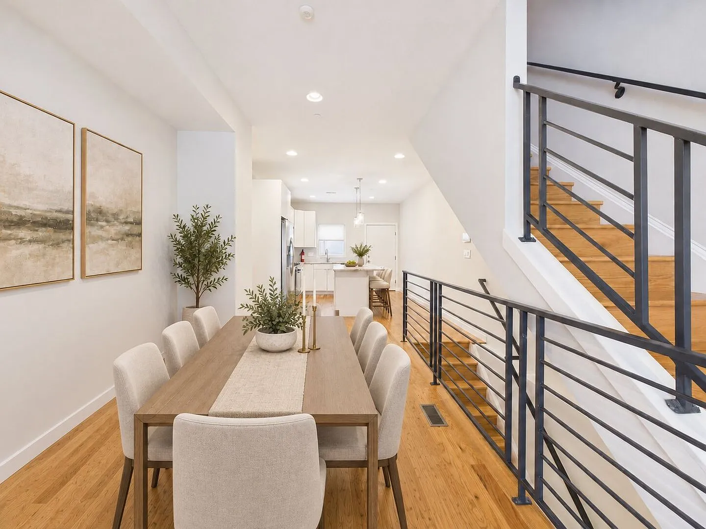 Beautiful bright 3 bed 3 bath home for rent with parking spot! — Photo 3