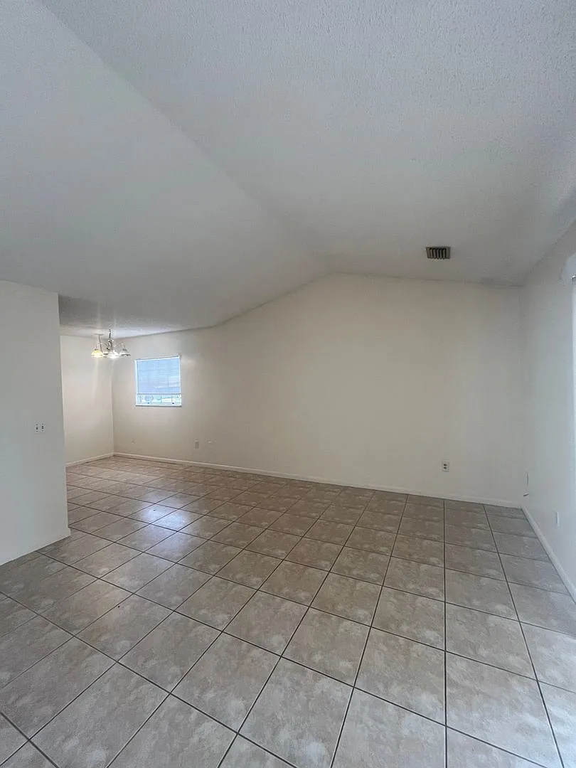 2 Bedroom, 1 Bath and 1 Car Garage Cute Duplex — Photo 2
