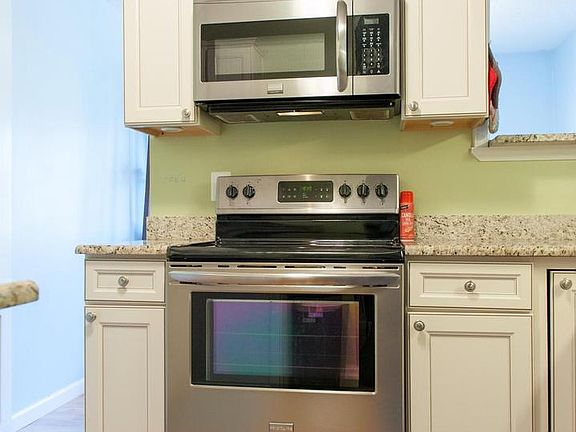 4th image of 621 Center St APT 101