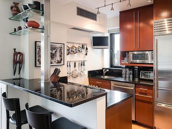 2nd image of 160 E 65th St APT 27F