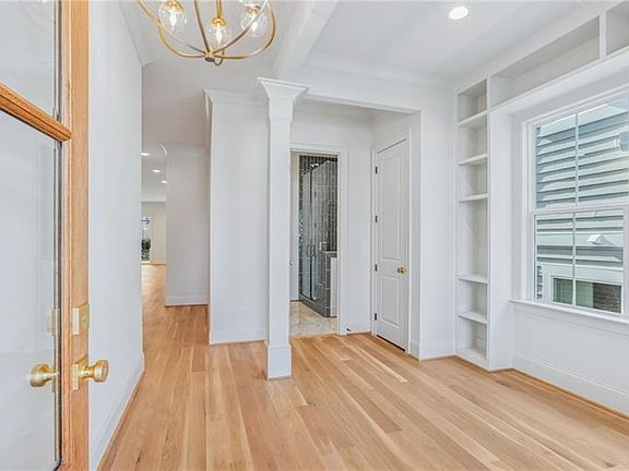 4th image of 494 Waterman St