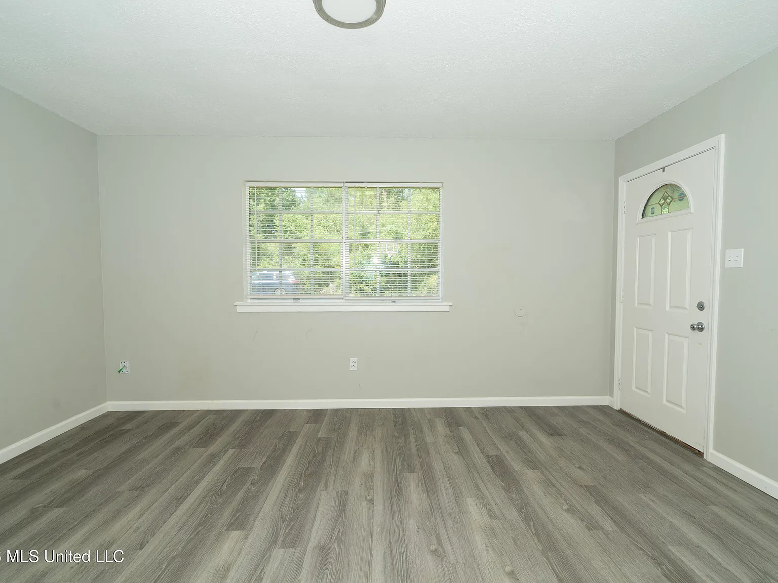 2 bed, 1.0 bath, 780 sqft, $950 — Photo 2