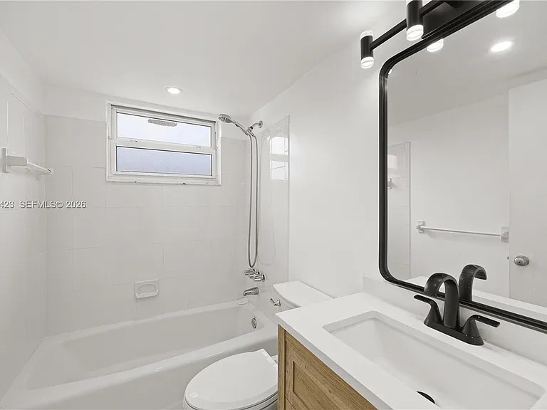 4933 Hollywood Blvd #201 — Photo 10