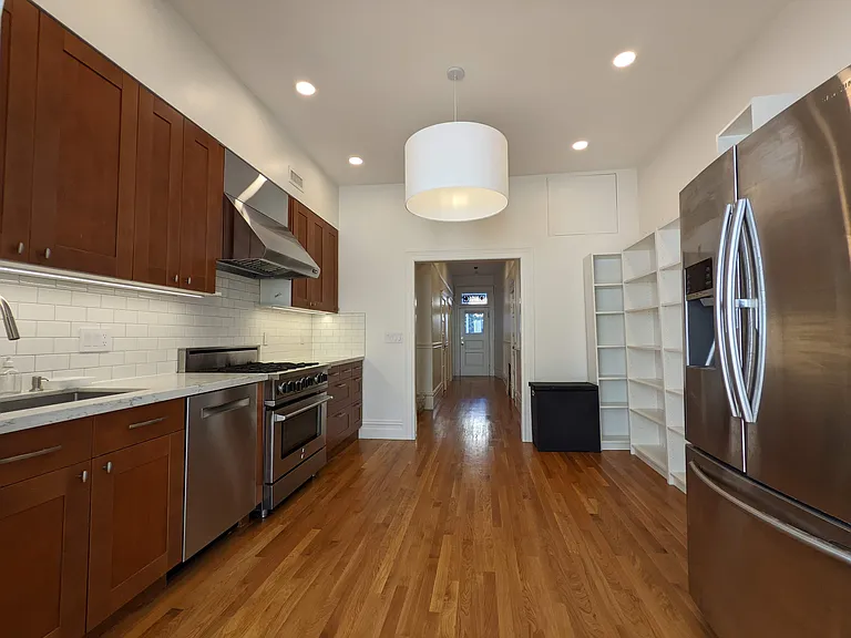 154 Tiffany Ave — Photo 7