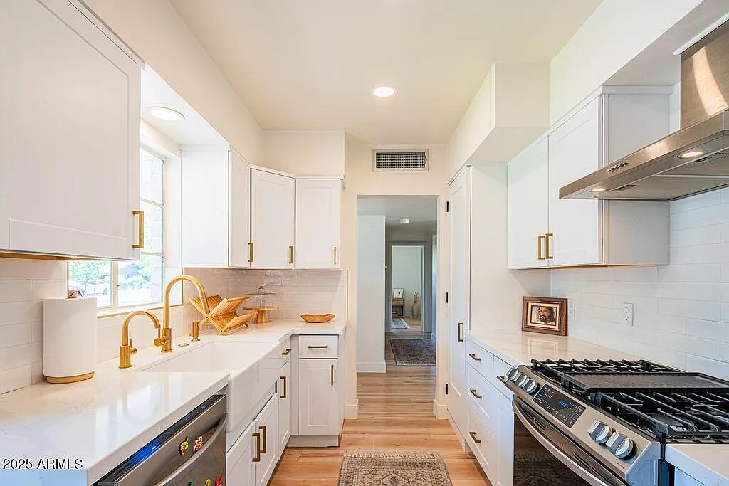 3 bed, 2.0 bath, 1596 sqft, $4,000 — Photo 3