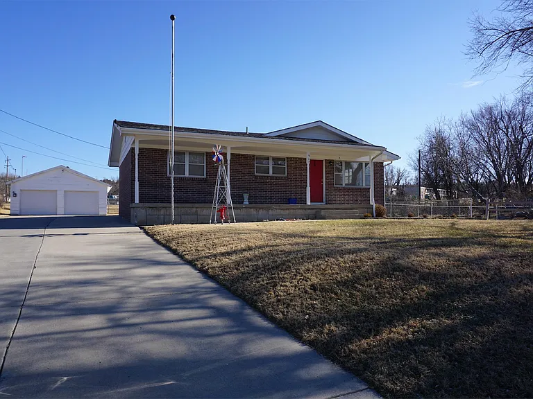 313 E Grandview Dr — Photo 1