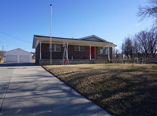 313 E Grandview Dr, Junction City, KS 66441