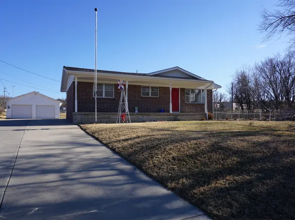 313 E Grandview Dr, Junction City, KS 66441
