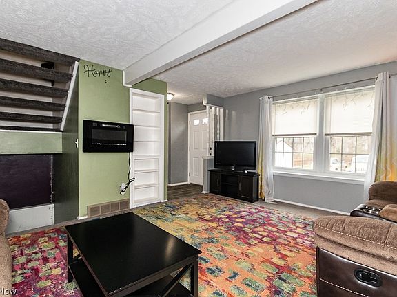 2nd image of 7024 Woodthrush Ave