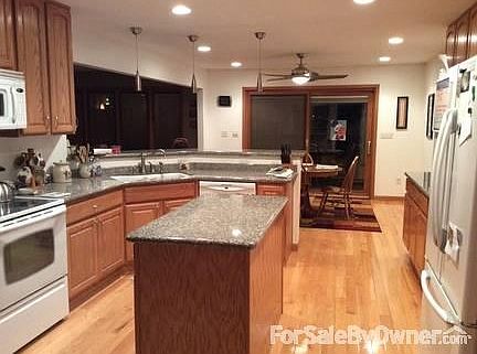 Kitchen Main Level
						:
						Granite countertops, cabinets have the slide out drawers
22'x13'