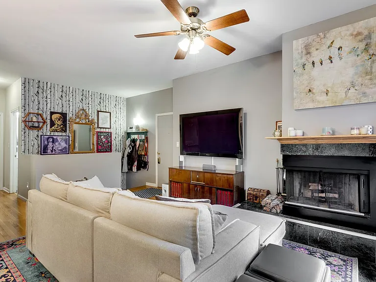 2132 W Evergreen Ave #1C — Photo 4