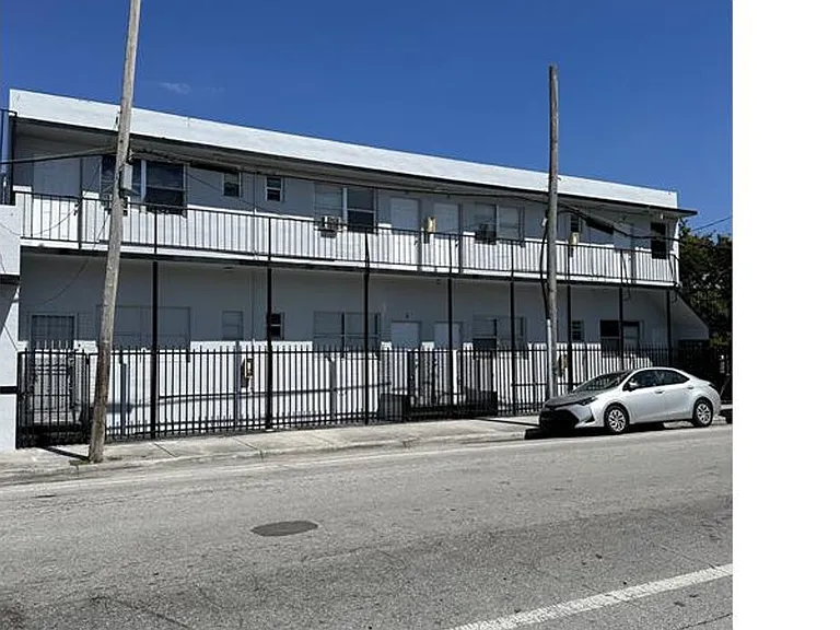 467 NW 8th St — Photo 1