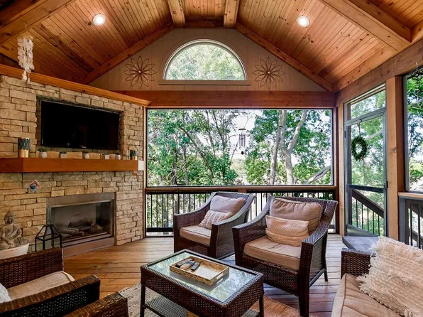 8112 Park View Dr, Parkville, MO 64152