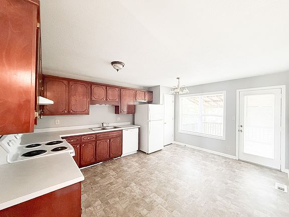 3rd image of 952 Princeton Dr