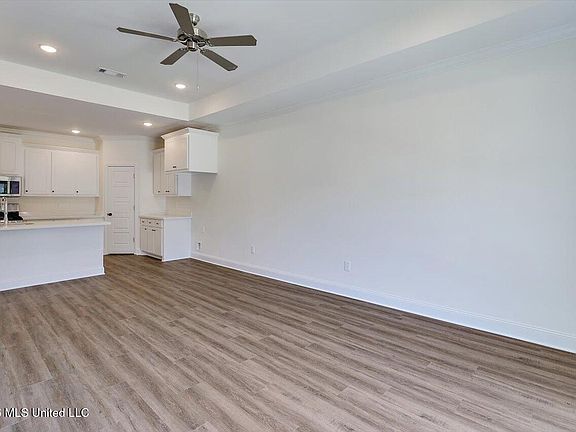 3rd image of 528 Stone Brook Pl