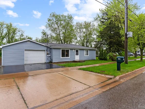 237 S East St, Fowlerville, MI 48836