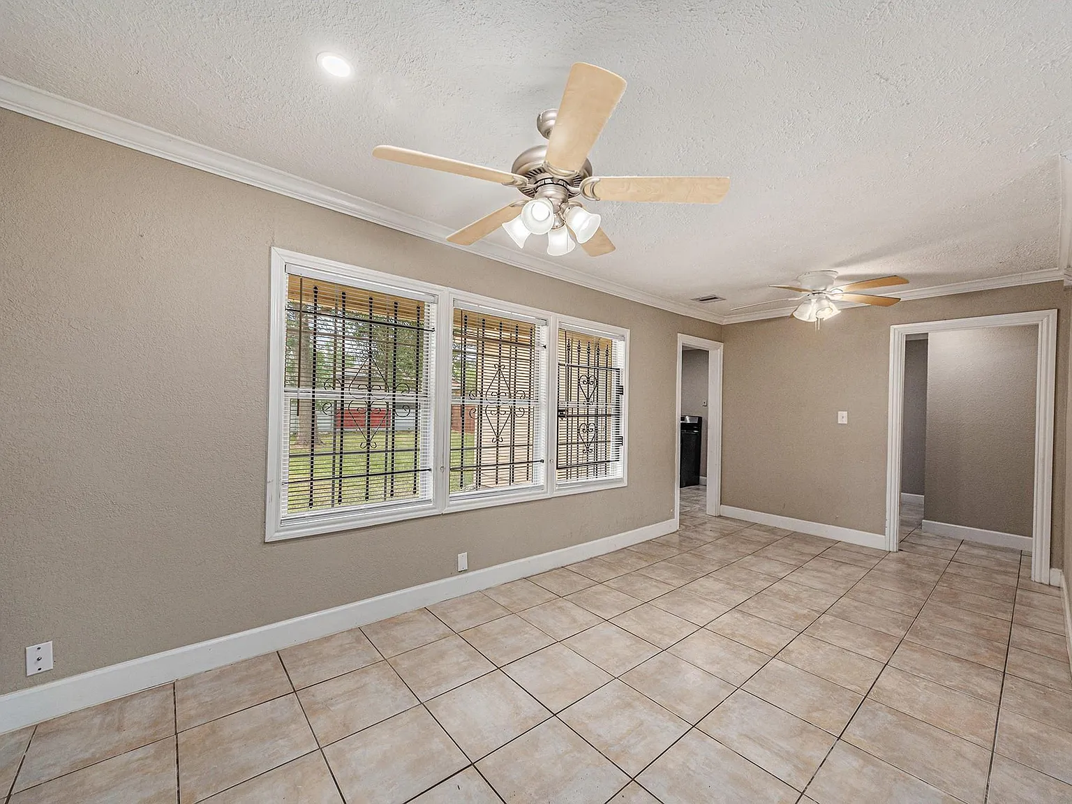 3 bed, 1.0 bath, 1042 sqft, $1,700 — Photo 3