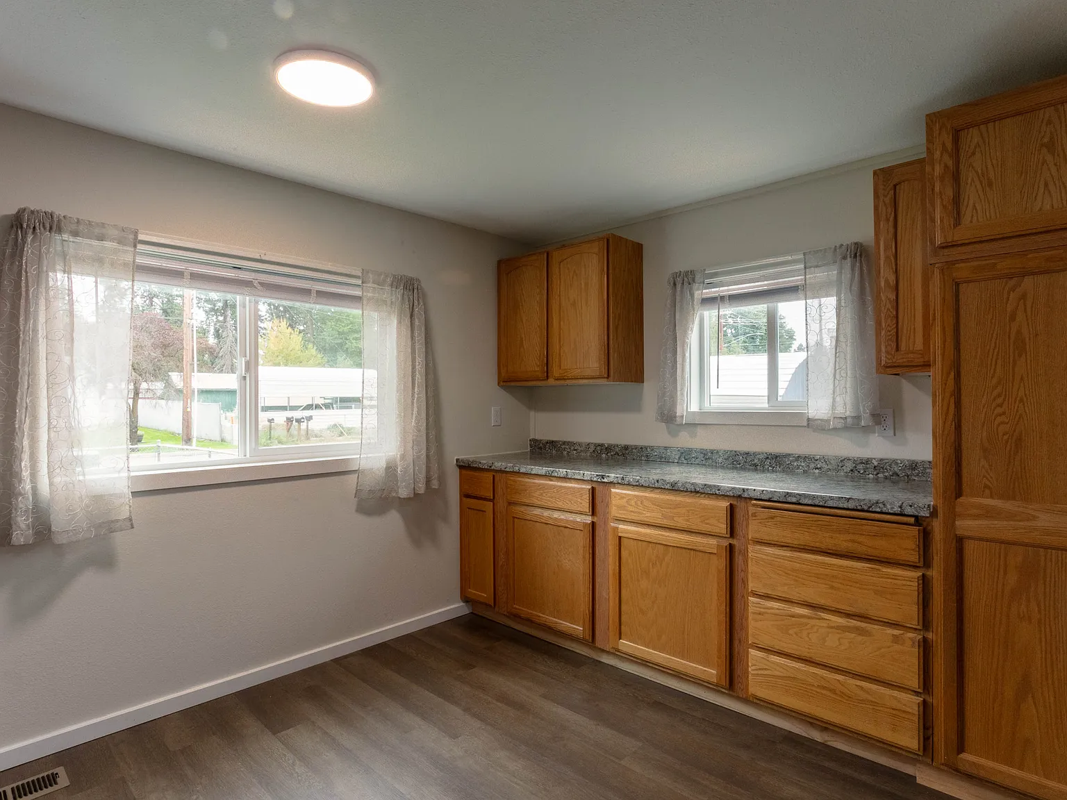 3 bed, 1.5 bath, 980 sqft, $1,800 — Photo 3