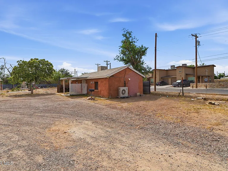 593 Myra St — Photo 3