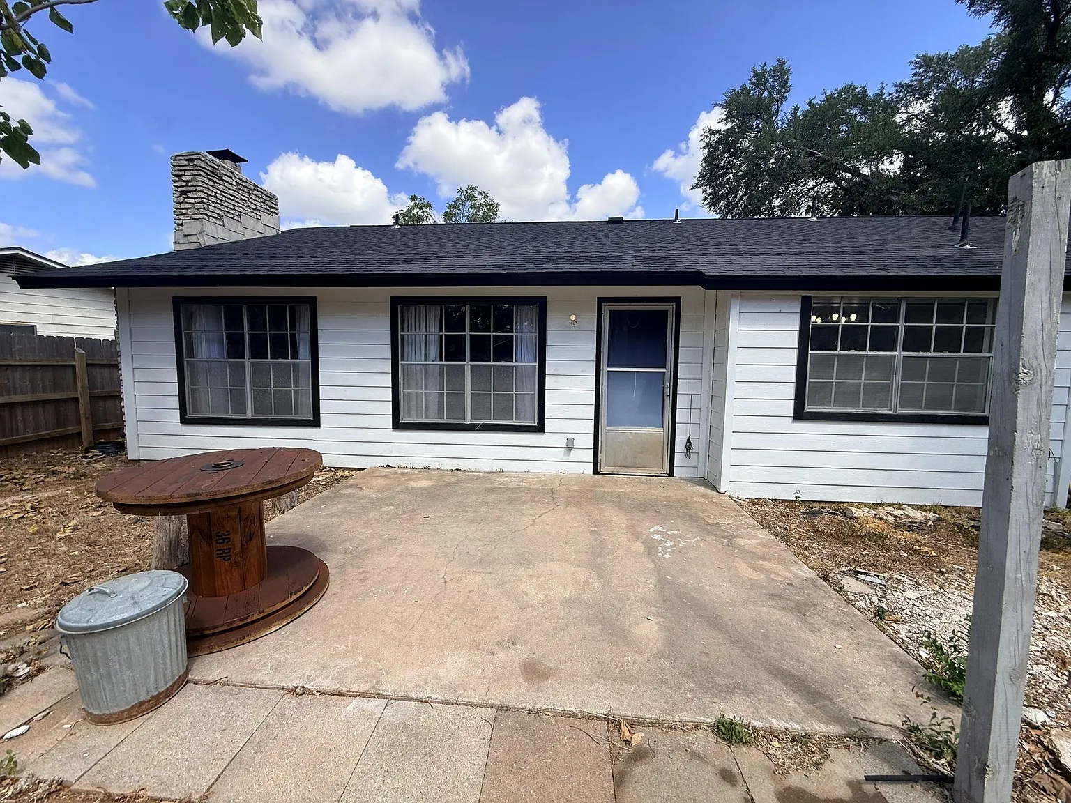 4 bed, 2.0 bath, 1398 sqft, $2,100 — Photo 2