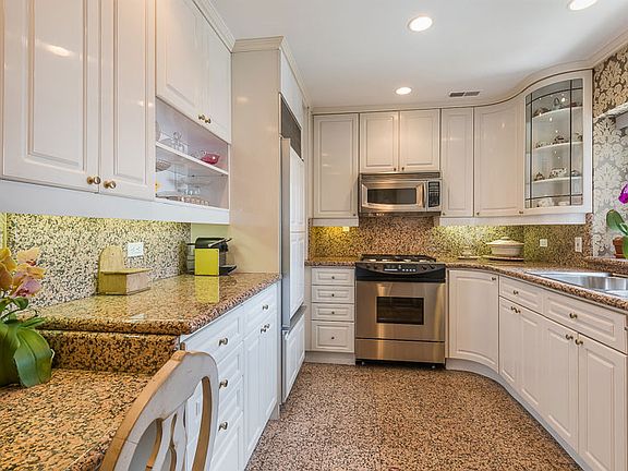 3rd image of 425 E 58th St APT 22G