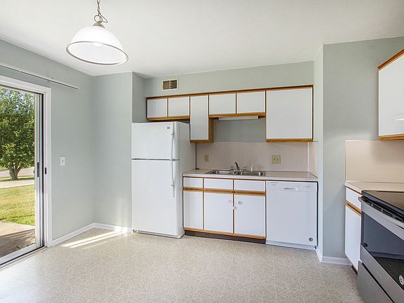3rd image of 924 Cedar Run Ct NW