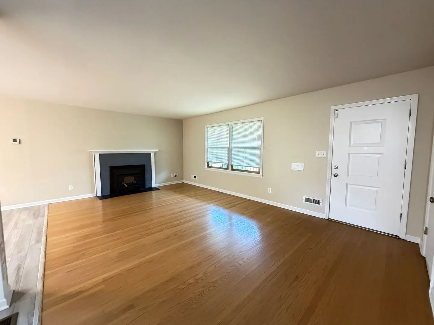 Miraculous 3 Bedroom And 2.5 Bath House!! — Photo 2