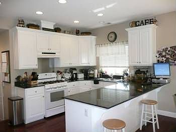 4th image of 12520 Dennis Ct