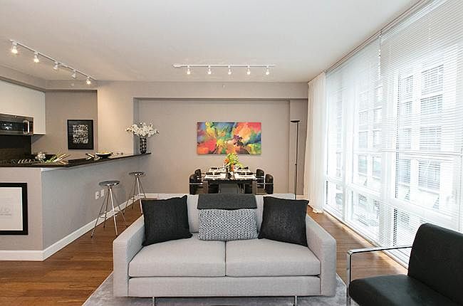 1st image of 325 W 38th St Lbby A